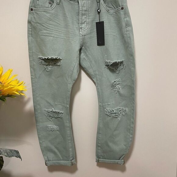 Messed Up Saints Boyfriend Jean in Faded Khaki
One Teaspoon
Size 25 NWT - Picture 5 of 10